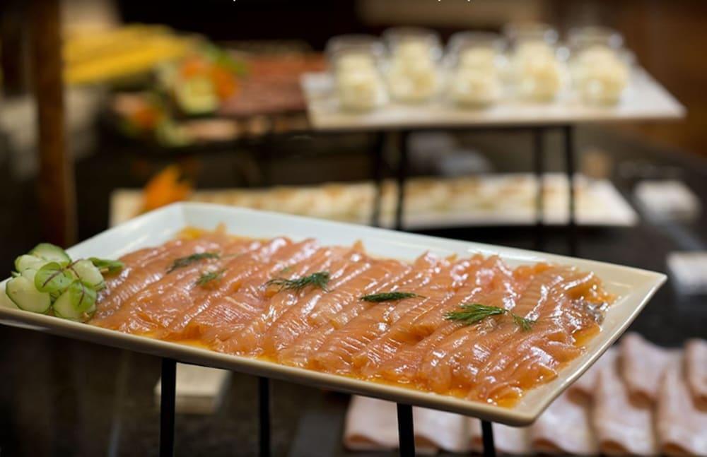호텔 미구엘 엔젤 마드리드 외부 사진 Salmon sashimi