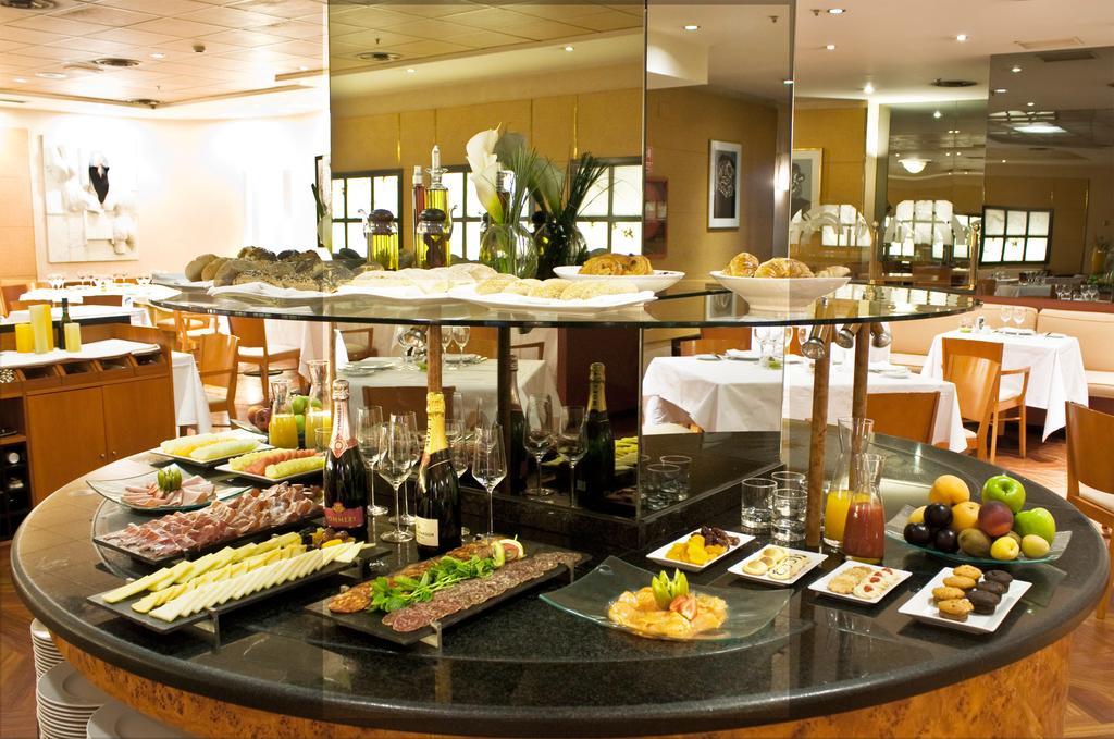 호텔 미구엘 엔젤 마드리드 외부 사진 A buffet at a hotel