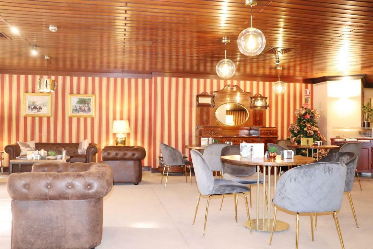 호텔 미구엘 엔젤 마드리드 외부 사진 The interior of the lounge
