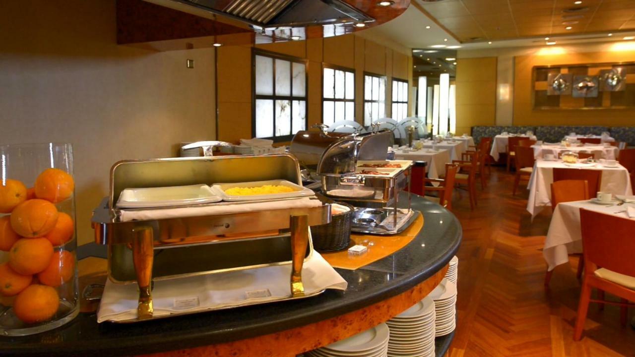 호텔 미구엘 엔젤 마드리드 외부 사진 A buffet at a restaurant