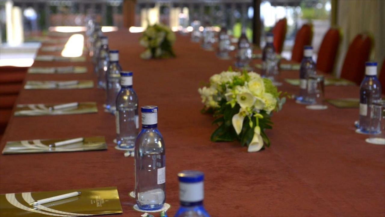 호텔 미구엘 엔젤 마드리드 외부 사진 A table at a conference